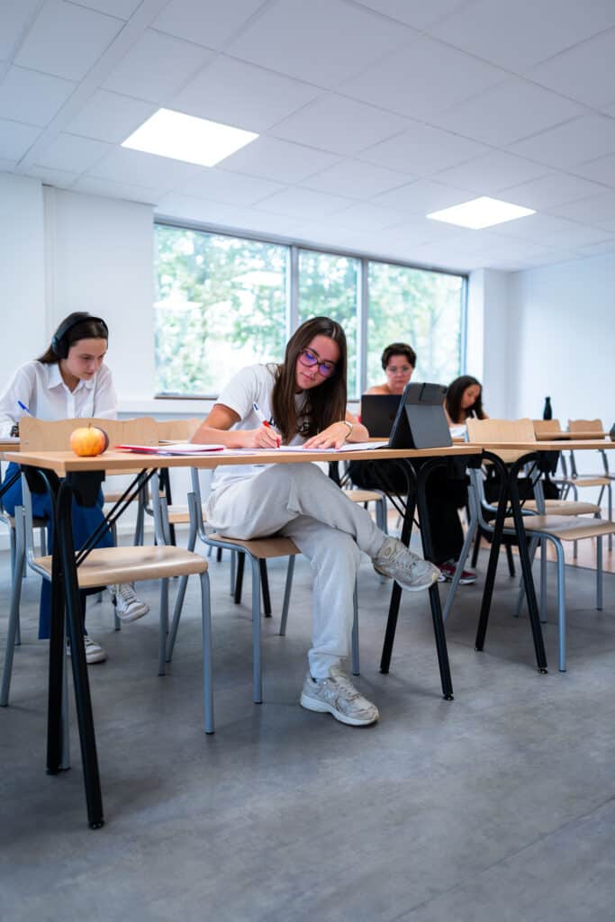 Étudiantes en prépa médecine à l’UPEC en pleine session de travail encadré