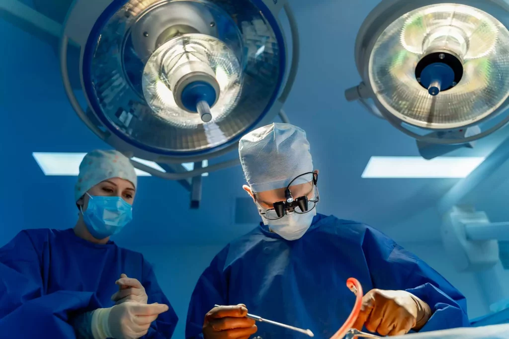 Chirurgien esthétique en opération