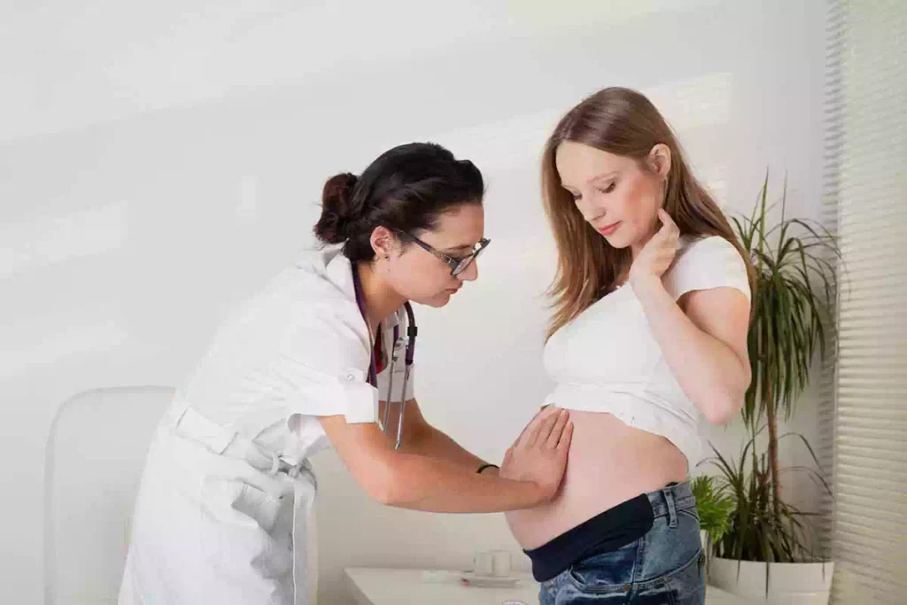 Consultation avec une gynécologue pendant la grossesse