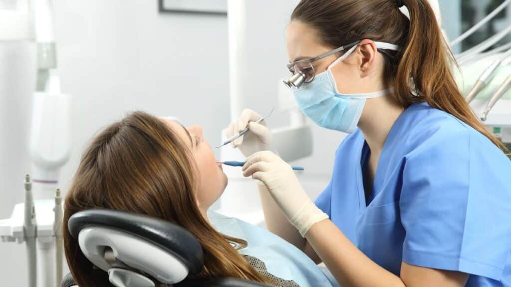 Soins dentaires réalisés par une future chirurgienne-dentiste