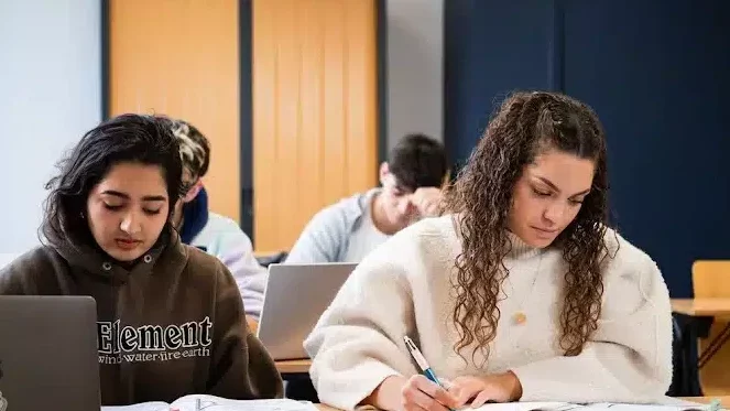 Étudiantes en prépa médecine PASS/LAS à Paris – Antémed Epsilon