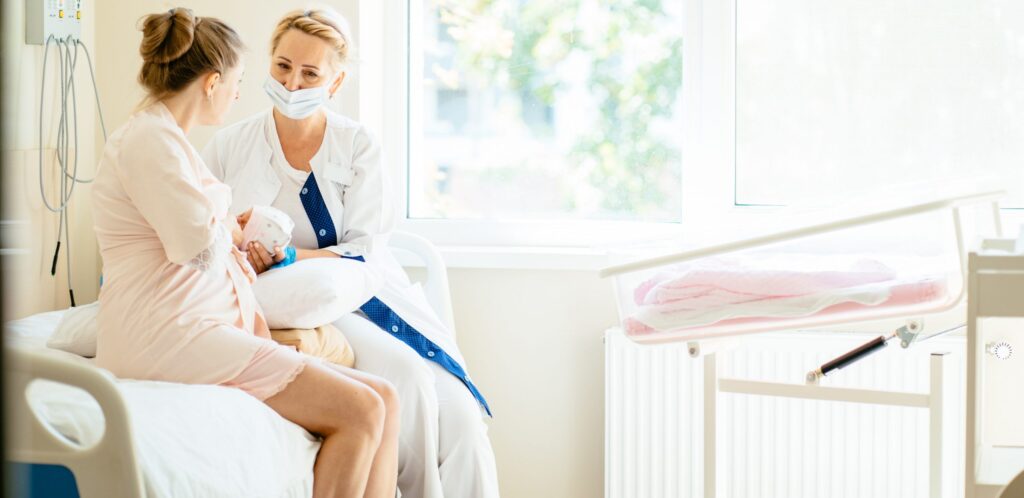 Sage-femme en consultation avec une patiente en maternité
