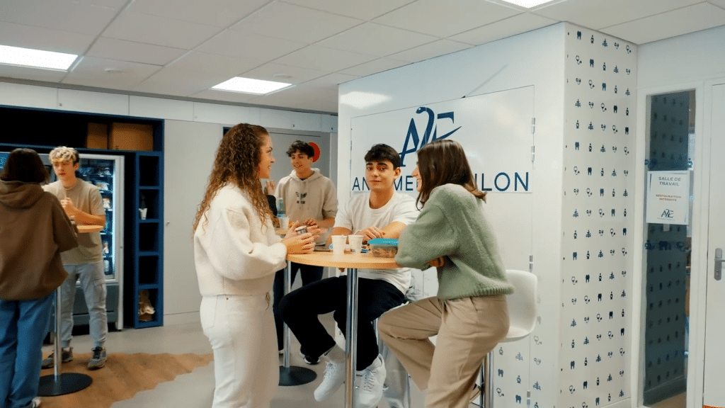 Étudiants à Antémed Epsilon dans l’espace convivial