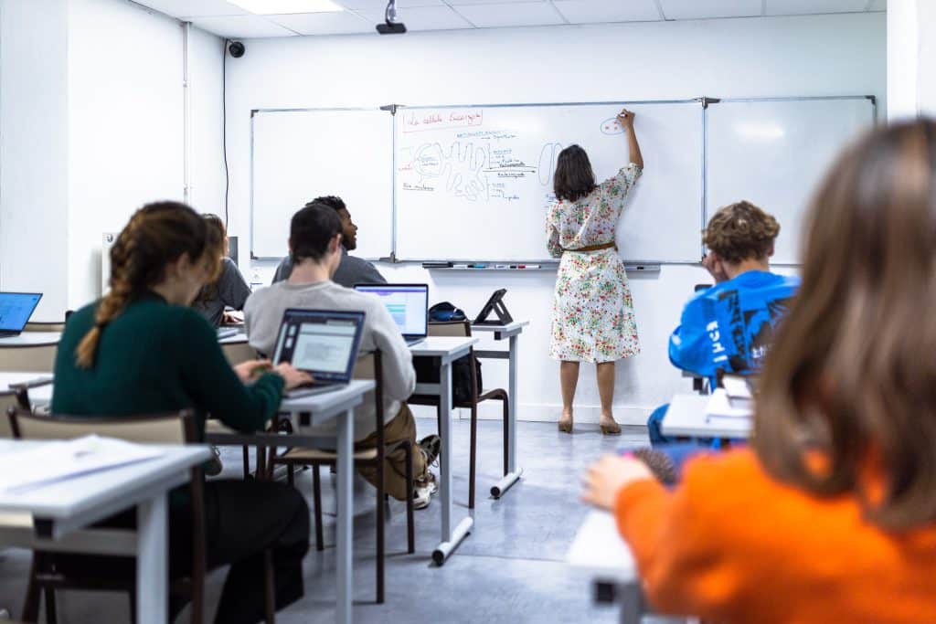 Étudiants en cours de sciences dans une prépa médecine à Paris