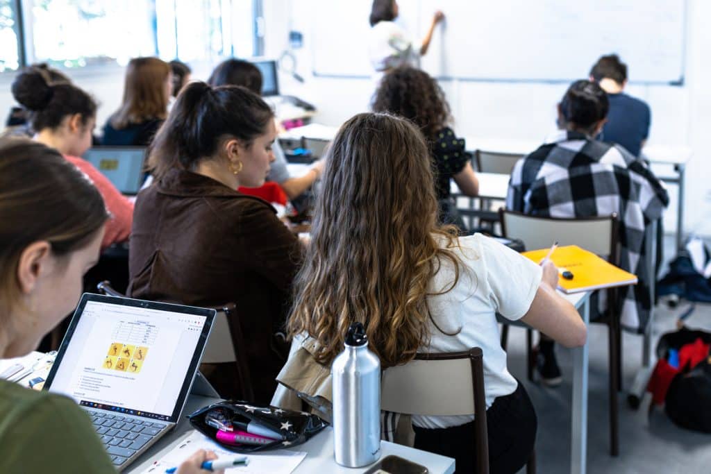 Étudiants de Première Santé en classe, concentrés sur leur préparation aux études de médecine.