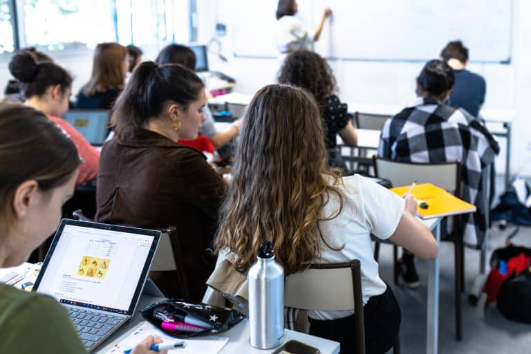 Étudiants de Première Santé en classe, concentrés sur leur préparation aux études de médecine.