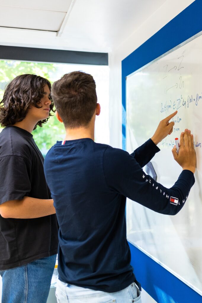 Étudiants en prépa médecine à Paris (PASS, LAS, LSPS) en travail de groupe