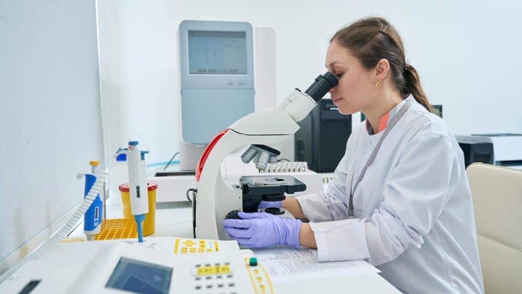 Analyse de prélèvement sanguin – devenir hématologue