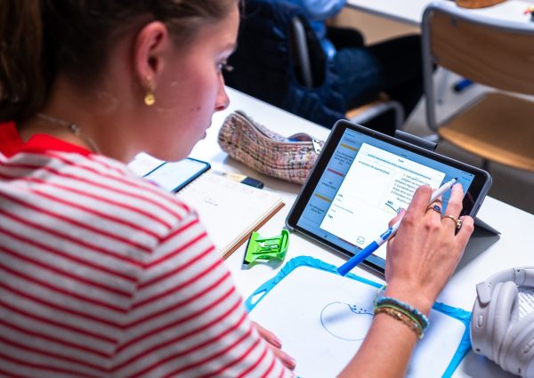 Étudiante en prépa médecine à Paris en pleine session de révision numérique